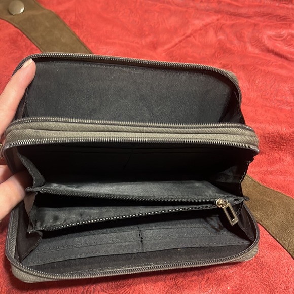 Guess wallet minor tear on the leather - Picture 3 of 5